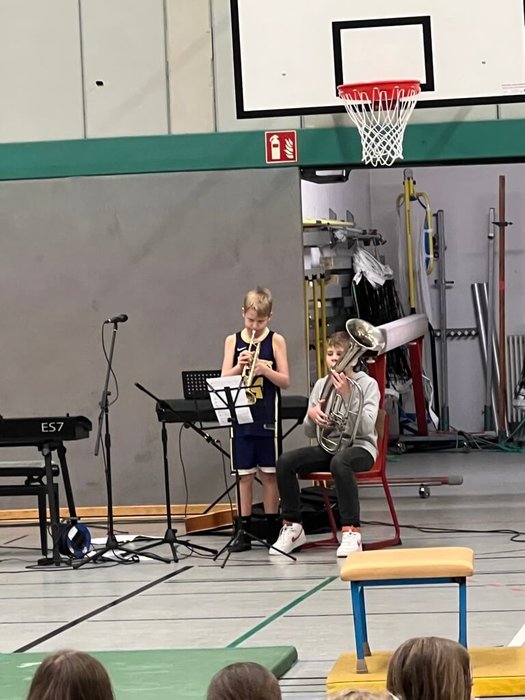 Zwei Schüler spielen zwei verschiedene Blasinstrumente