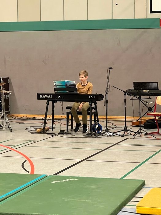 Ein Schüler spielt Keyboard