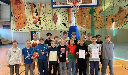 Schüler der Basketballmannschaft stehen in der Turnhalle
