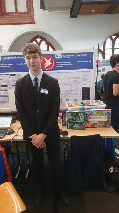 Schüler vor dem Projekt "Was spielen wir heute Abend - Die App für den perfekten Spieleabend"