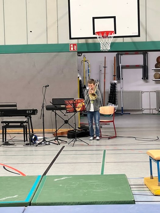 Ein Schüler spielt Posaune