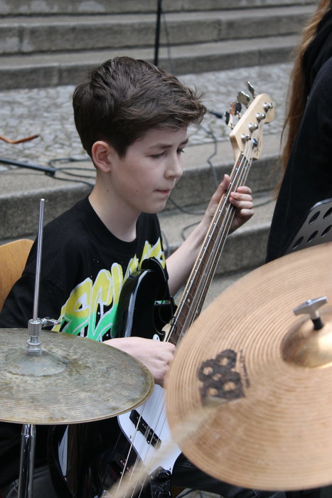 Ein braunhaariger Schüler spielt E-Gitarre