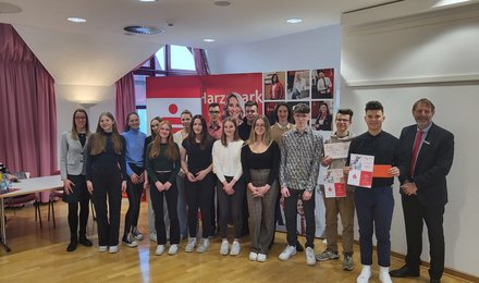 Gruppenbild der Schülerinnen und Schülern und Verantwortlichen der Harzsparkasse