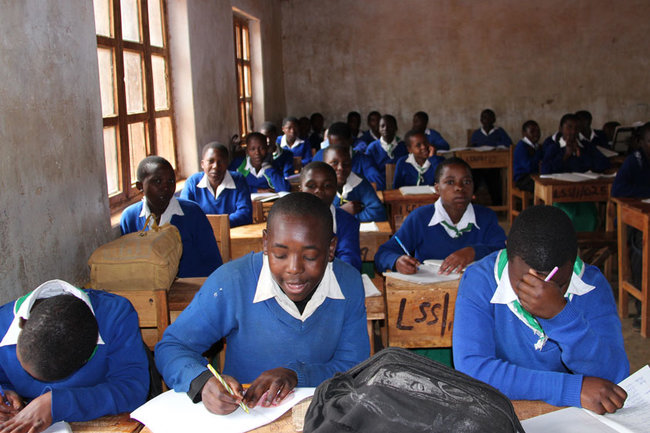 Klassenfoto der Schule Lupalilo Secondary School in Tansania. Es sind mehrere Schüler in blauer Uniform zu erkennen.