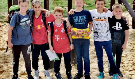 Sechs Schüler auf einem Spielplatz, die die Spiegelsbergerallye machen