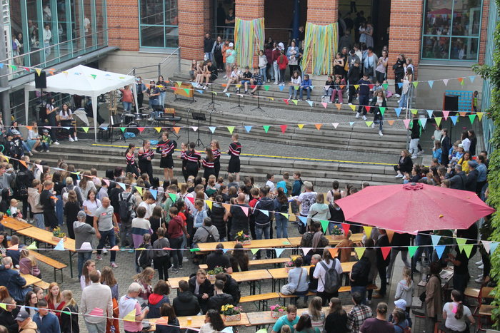 Cheerleader auf dem Hof und viele Menschen schauen zu