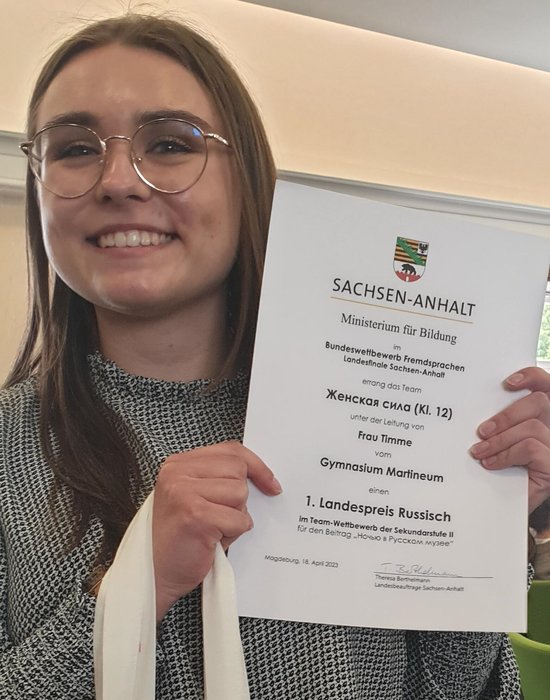 Marie Timme mit Urkunde für den 1. Landespreis Russisch im Bundeswettbewerb Fremdsprachen des Ministeriums für Bilden Sachsen Anhalt