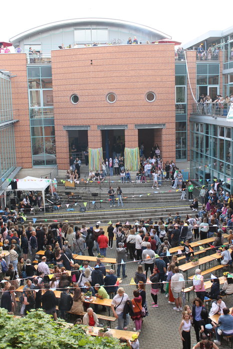 Blick auf das Hoffest 2023 mit vielen Besuchern