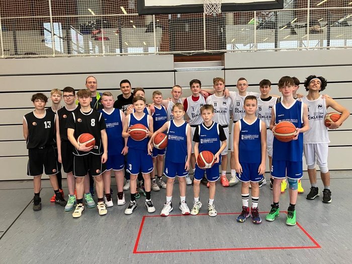 Gruppenbild der Basketballer die für die Schule bei Jugend trainiert für Olympia teilgenommen haben
