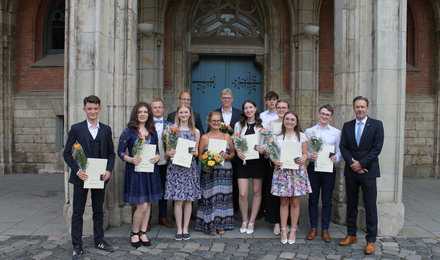 Gruppenfoto der besten Martineer mit Lehrern und Schuldirektor