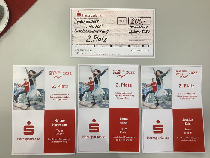 Drei Urkunden mit dem 2. Platz und ein Check über 200 Euro