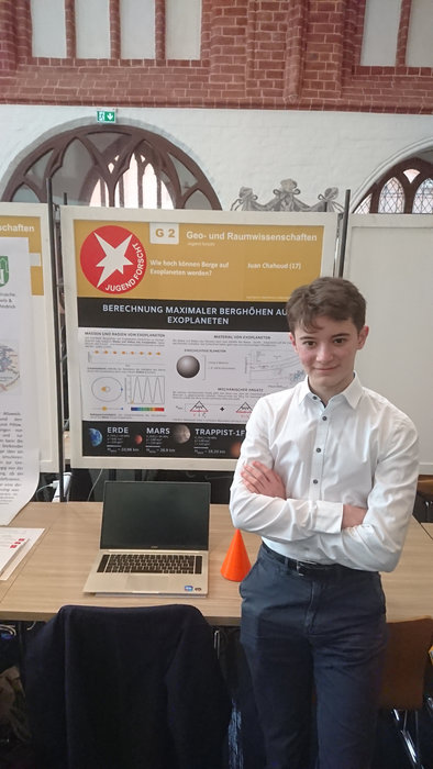 Schüler vor dem Projekt "Wie hoch können Berge auf Exoplaneten werden?"