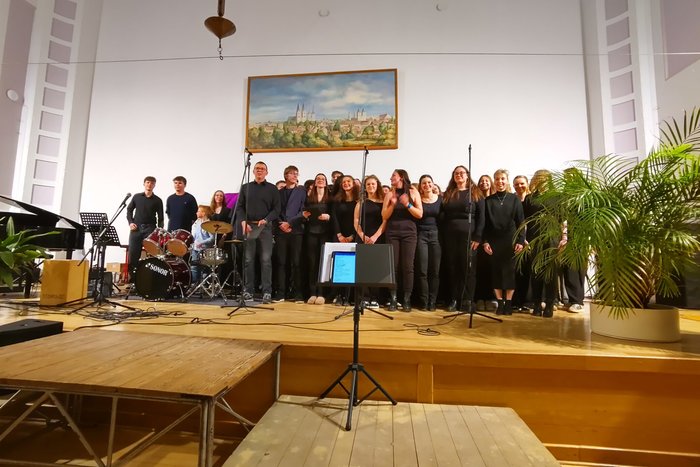 Gruppenbild des gesamten Chores der Jahrgangsstufe 12.