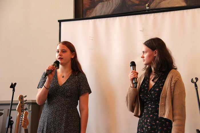 Zwei Schülerinnen mit Mikrofon