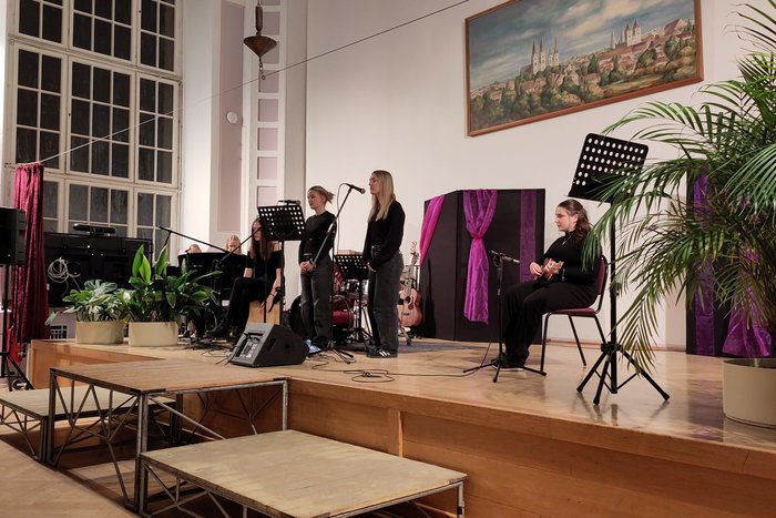 Vier Schülerinnen treten gemeinsam mit Begleitung auf.