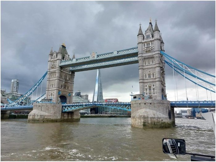 Die Tower Bridge in London von einem Boot auf der Themse fotografiert