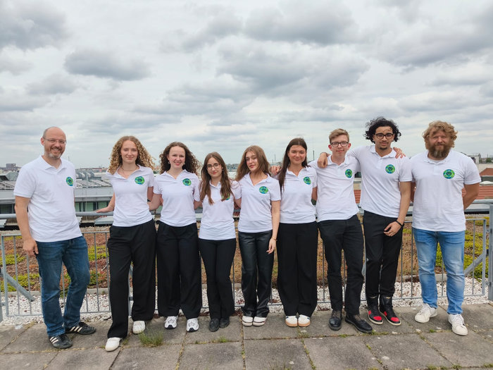 Gruppenfoto des gesamten Schulteams (bestehend aus 8 Schülern) beim YES!-Wettbewerb. 