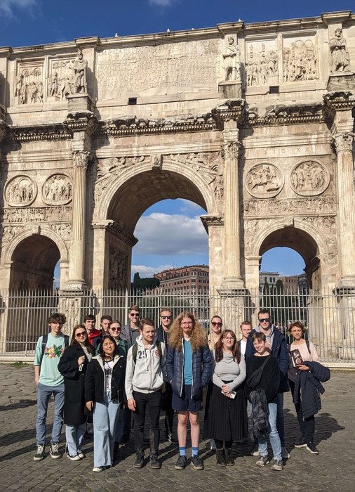 Gruppenfoto der Schülerinnen und Schüler vor dem Constantin Tor in Rom