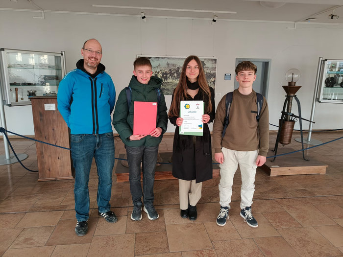 Gruppenbild von drei Schülern, welche bei der Landesphysikolympiade erfolgreich teilgenommen haben.