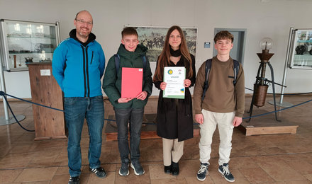 Gruppenbild von drei Schülern, welche bei der Landesphysikolympiade erfolgreich teilgenommen haben.